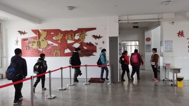 校門口裝智能安檢門查手機，這事你怎么看？